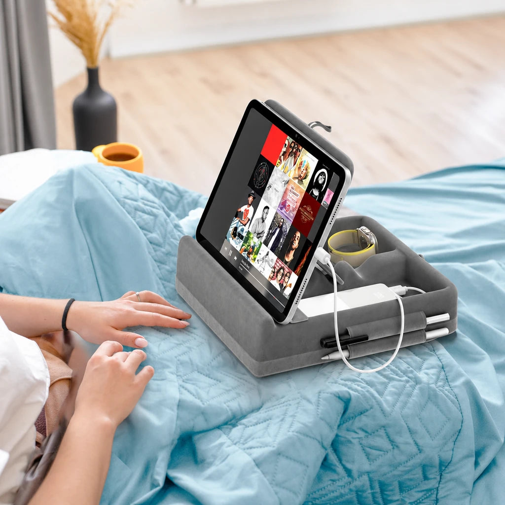 Support de lecture avec tablette posé sur un lit, incliné à angle réglable