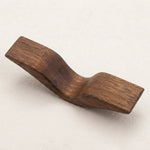Wooden thumb book holder - Vignette | Le coin du lecteur
