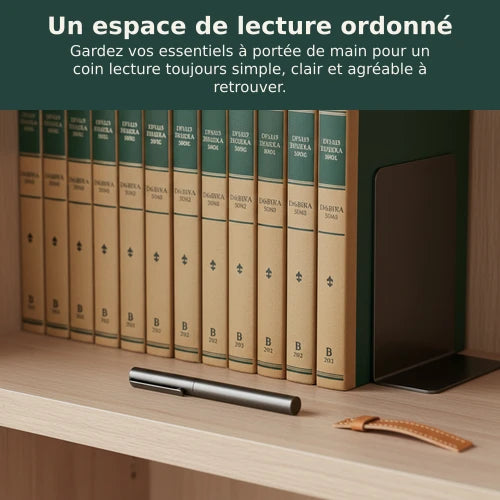 Des livres bien rangés sur une étagère en bois clair, maintenus par un serre-livre élégant, avec un marque-page en cuir.