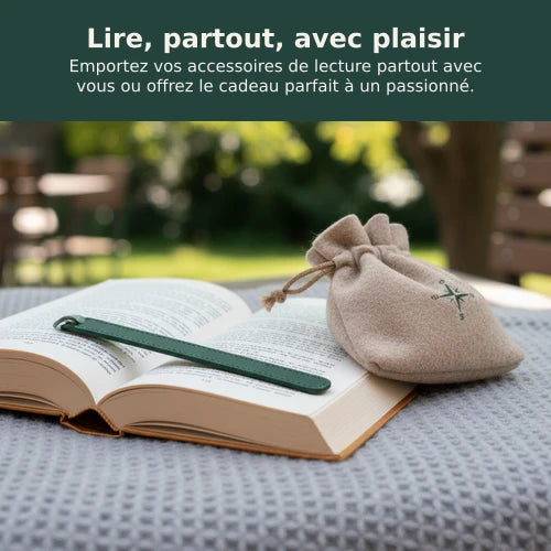 Un marque-page en cuir posé sur un livre de poche, avec une pochette de voyage, évoquant la lecture en déplacement.