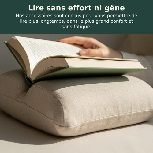 Gros plan sur une main tenant un livre ouvert posé sur un coussin de lecture ergonomique.